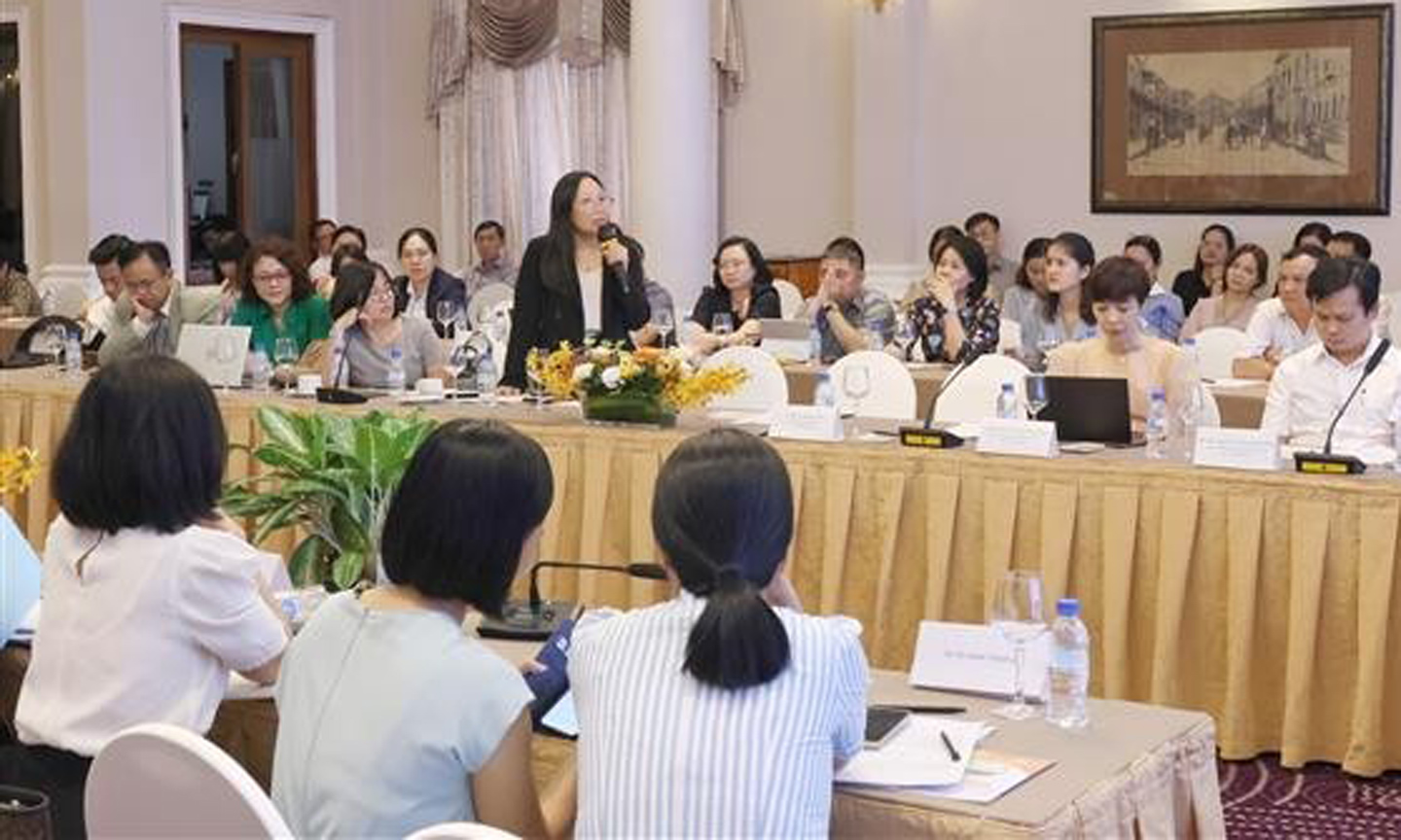 A representative from a medical business in Ho Chi Minh City voices concerns at the dialogue. ( Photo: VNA).