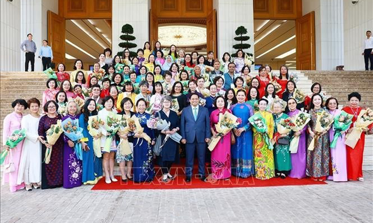 Prime Minister Pham Minh Chinh and delegates to the ongoing conference of the International Network of Women Engineers and Scientists (INWES) in the Asia-Pacific as well as leaders of the Vietnam Association for Intellectual Women pose for a group photo in Hanoi on October 4. (Photo: VNA)