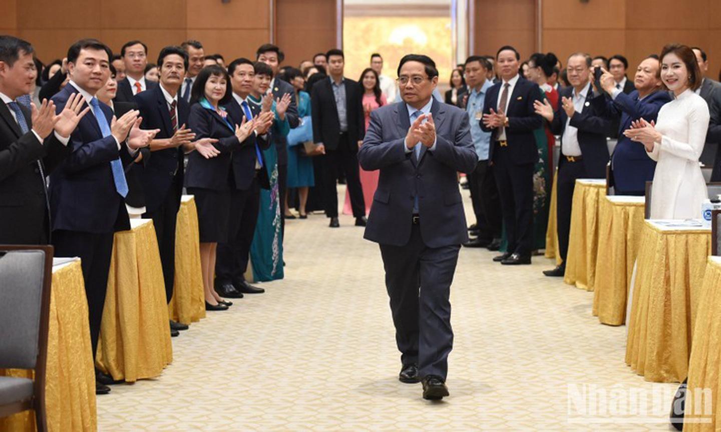 Prime Minister Pham Minh Chinh at the meeting with businesspeople in Hanoi on October 4. (Photo: Tran Hai).