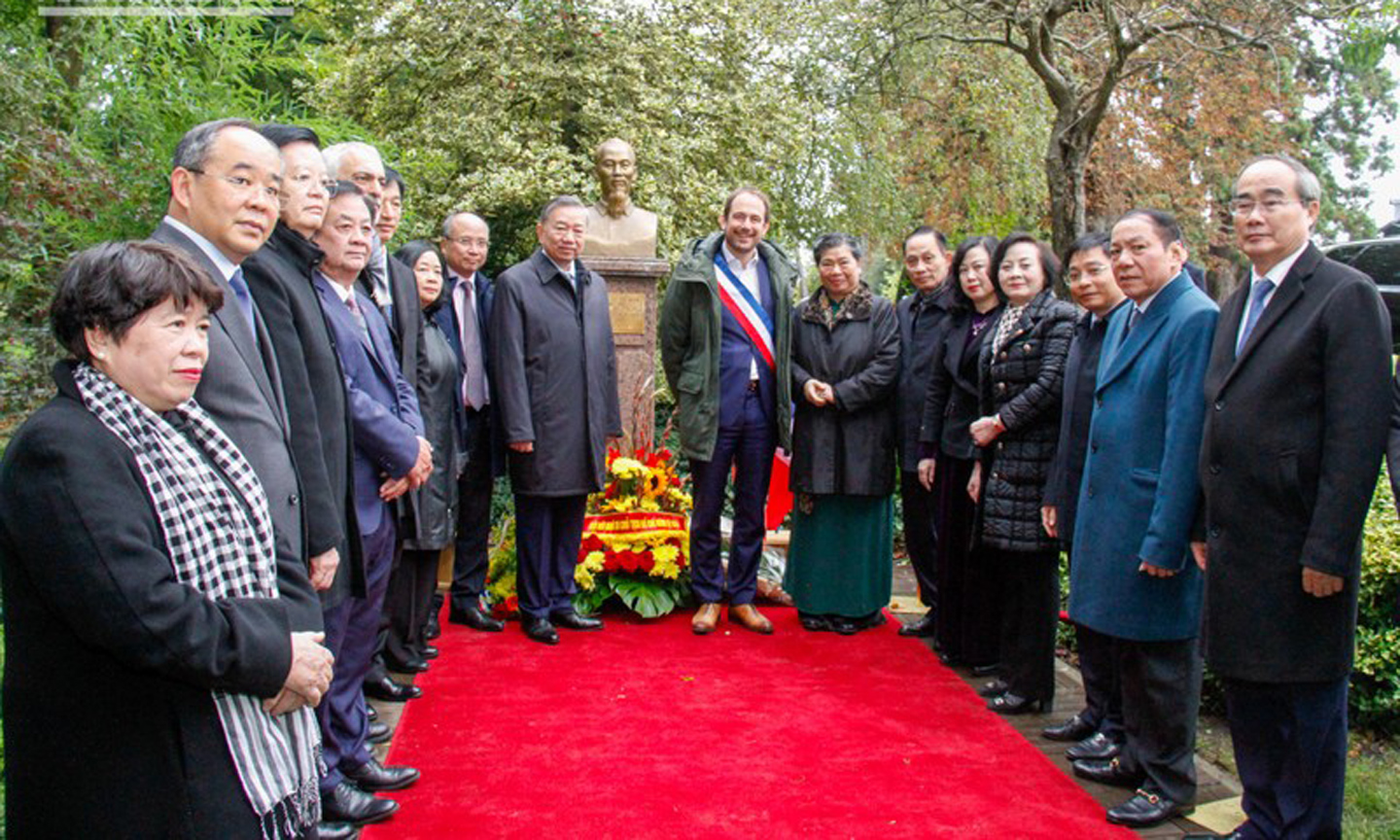 Party General Secretary and State President To Lam and a high-ranking delegation of Vietnam lay flowers in tribute to President Ho Chi Minh at his statue in Montreau Park in Montreuil city, France, on October 6. (Photo: NDO).