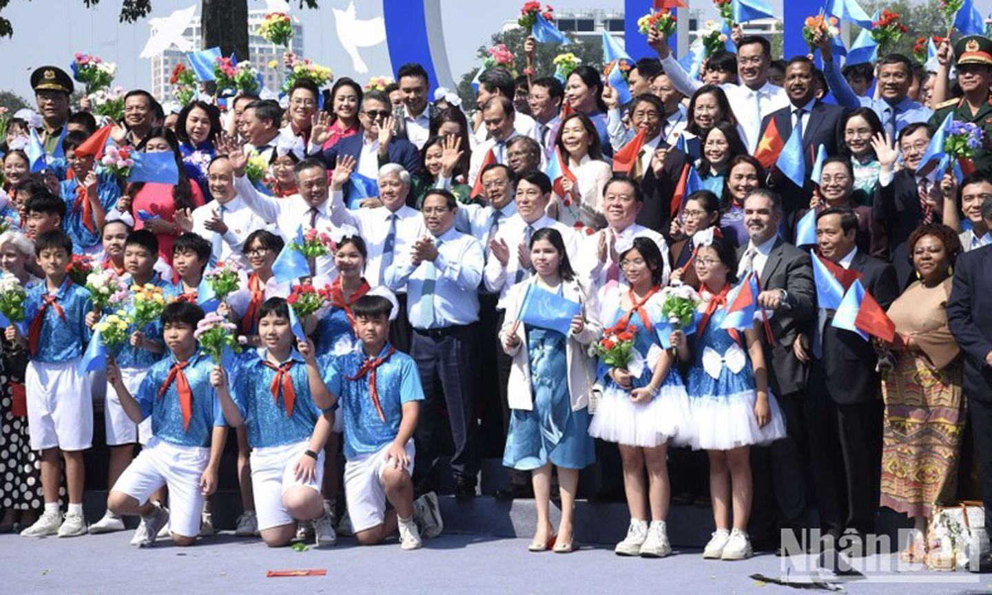 Prime Minister Pham Minh Chinh and participants at the event. (Photo: NDO).