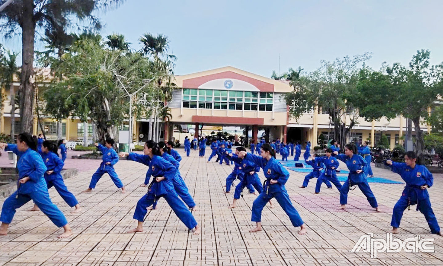 Các em học sinh tham gia tập luyện Vovinam.