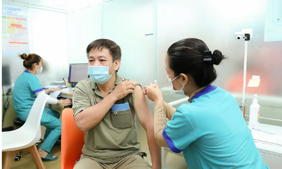 Nhân viên Trung tâm Tiêm chủng Long Châu đang tiêm vaccine cho người dân.