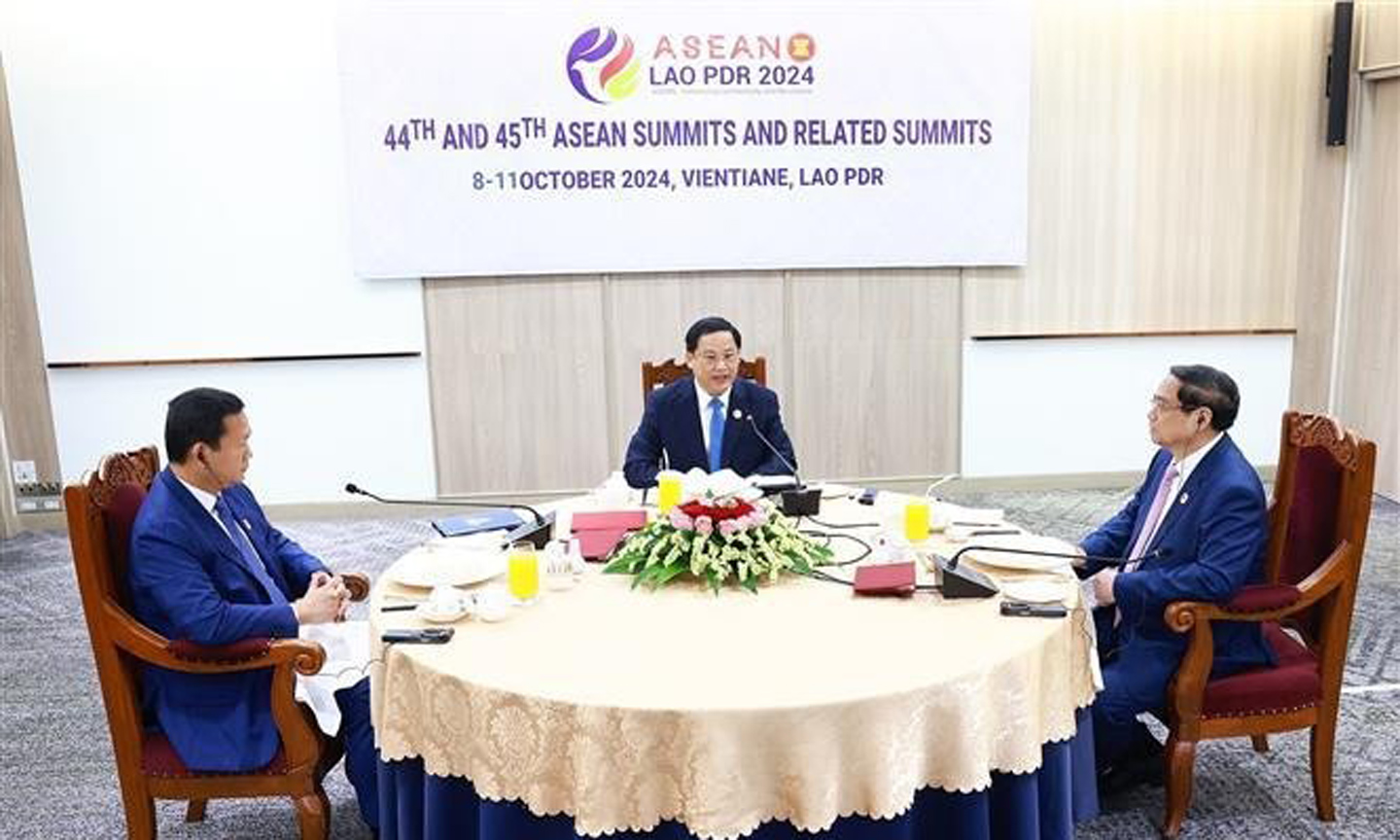 Vietnamese Prime Minister Pham Minh Chinh (R) has a working breakfast with his Lao and Cambodian counterparts, Sonexay Siphandone (C) and Samdech Thipadei Hun Manet (L).(Photo: VNA).