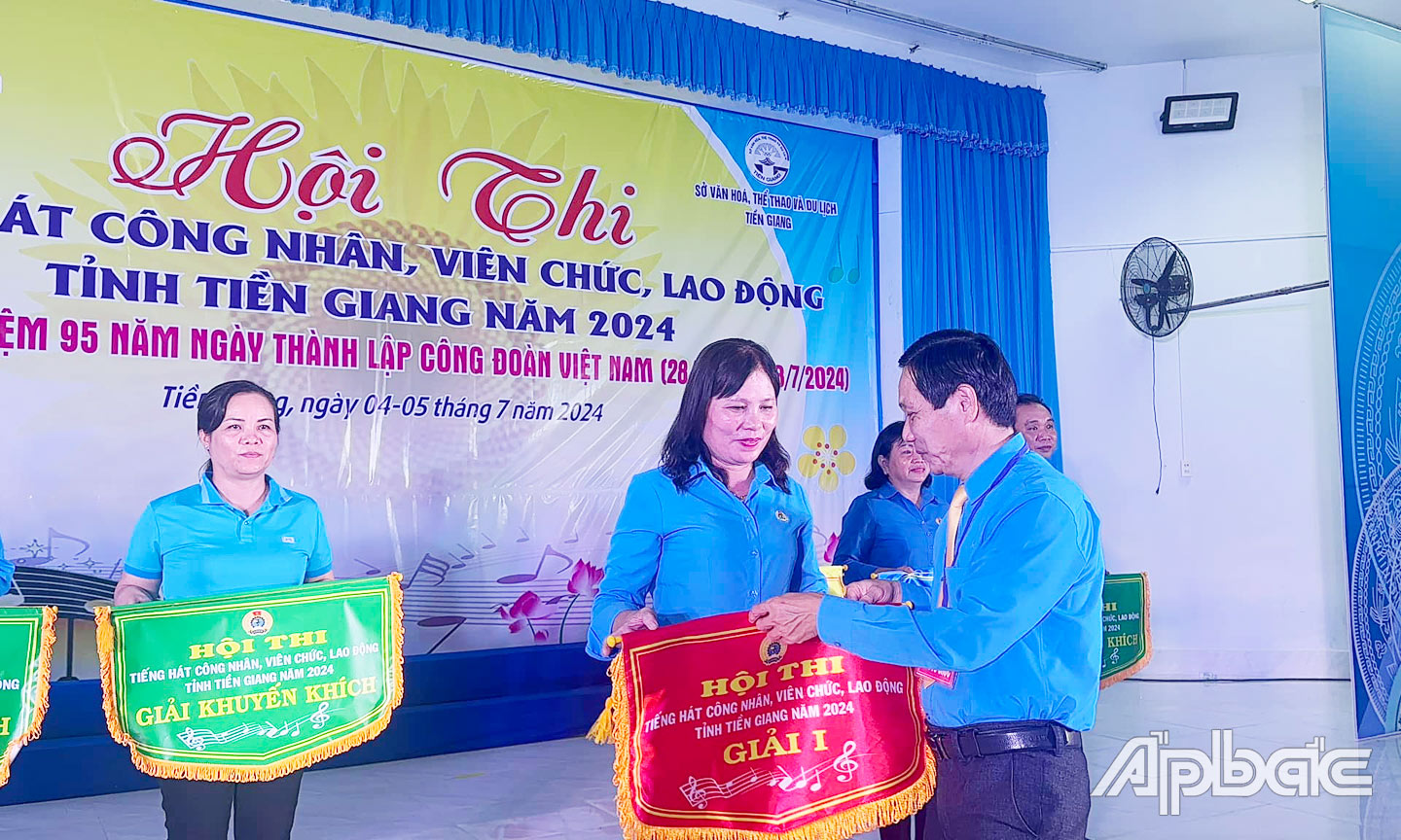 Chủ tịch LĐLĐ tỉnh Lê Minh Hùng trao thưởng Hội thi Tiếng hát CNVCLĐ năm 2024.