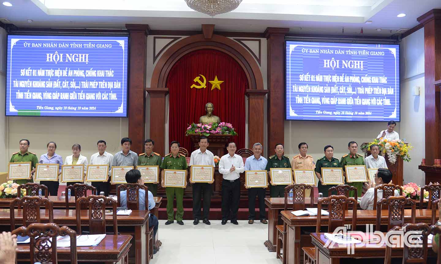 Đồng chí Nguyễn Văn Vĩnh trao bằng khen cho các tập thể có thành tích xuất sắc trong thực hiện Đề án phòng, chống khai thác tài nguyên khoáng sản trái phép trên địa bàn tỉnh Tiền Giang, vùng giáp ranh giữa Tiền Giang với các tỉnh.