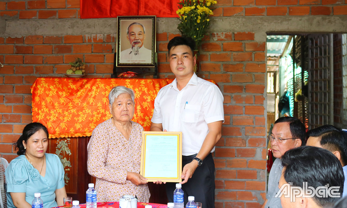 UB MTTQ Việt Nam huyện trao quyết định bàn giao nhà