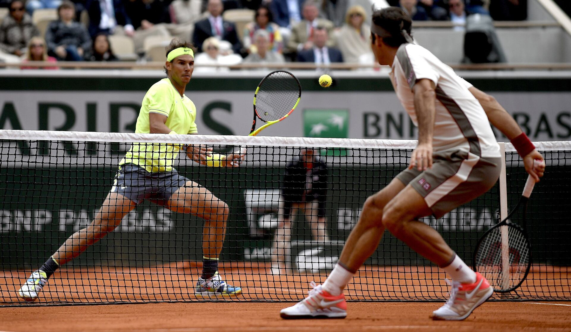 Nadal và Federer trong một trận đấu Roland Garros 2019. Ảnh: EFE