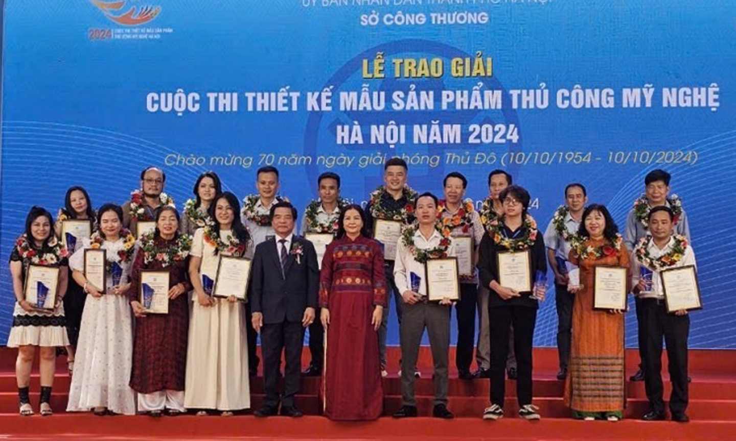 Winners of Hanoi Handicraft Product Design Contest awarded at the ceremony.