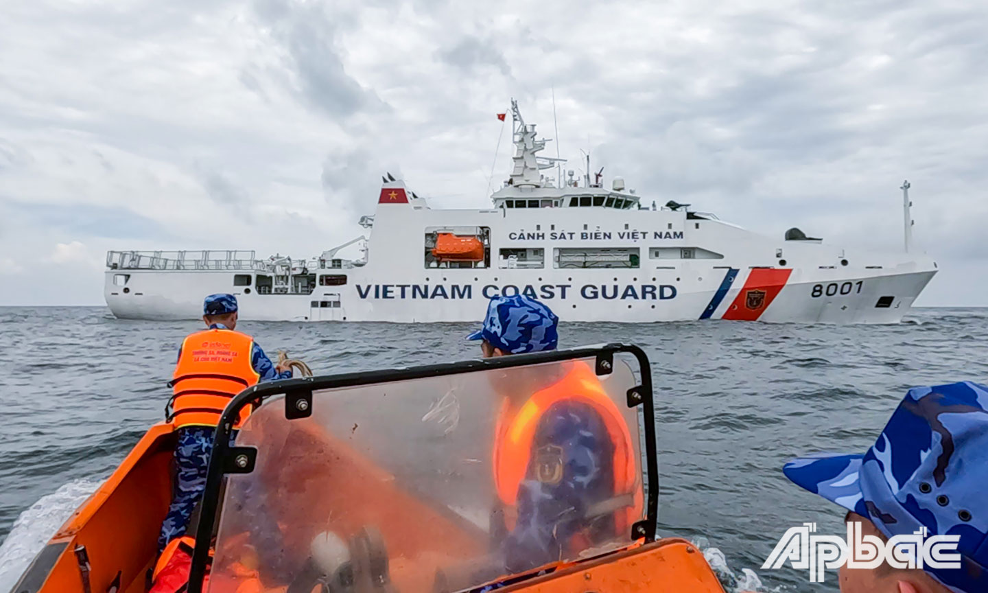 và nhanh chóng quay về tàu thực hiện sơ cấp cứu