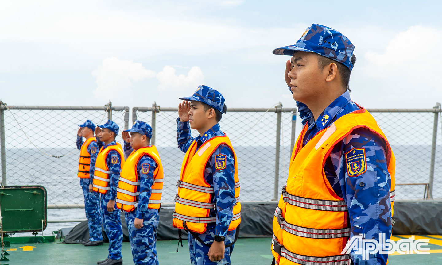 Cán bộ, chiến sĩ BTL Vùng CSB 3 thực hiện nghi thức chào tạm biệt tàu KN. Pulau Dana - 323, lực lượng CSB Indonesia (2)