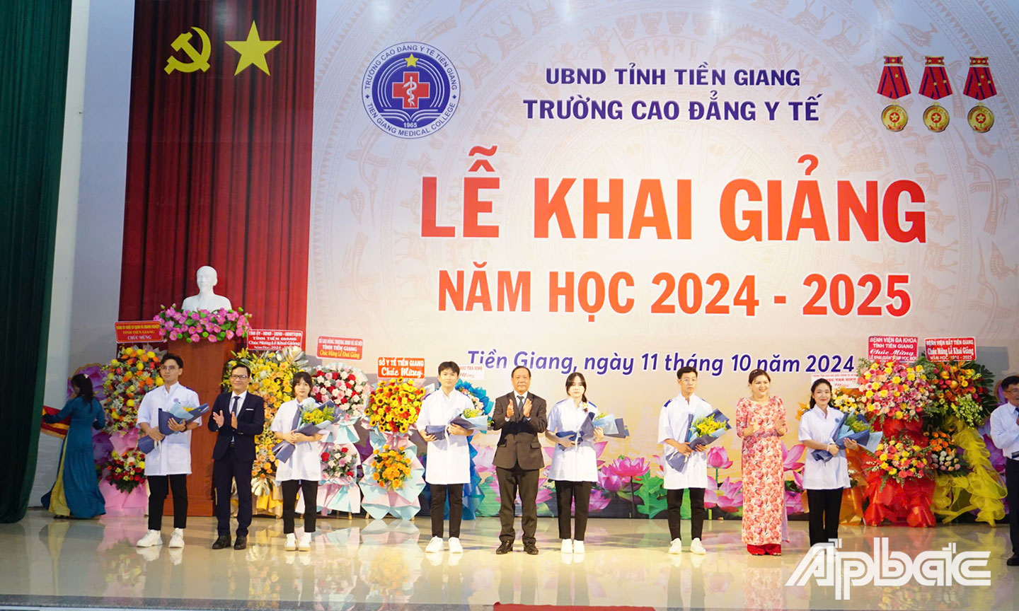  Đón chào tân sinh viên năm học mới.