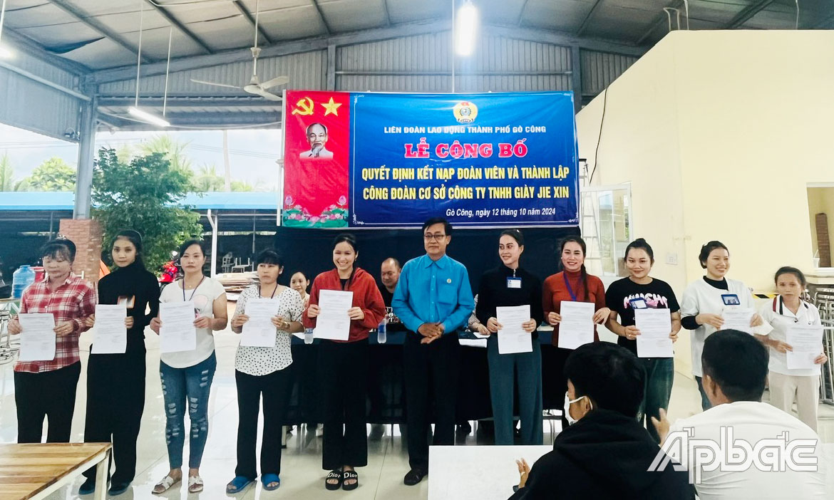 Trao quyết định kết nạp công đoàn viên.