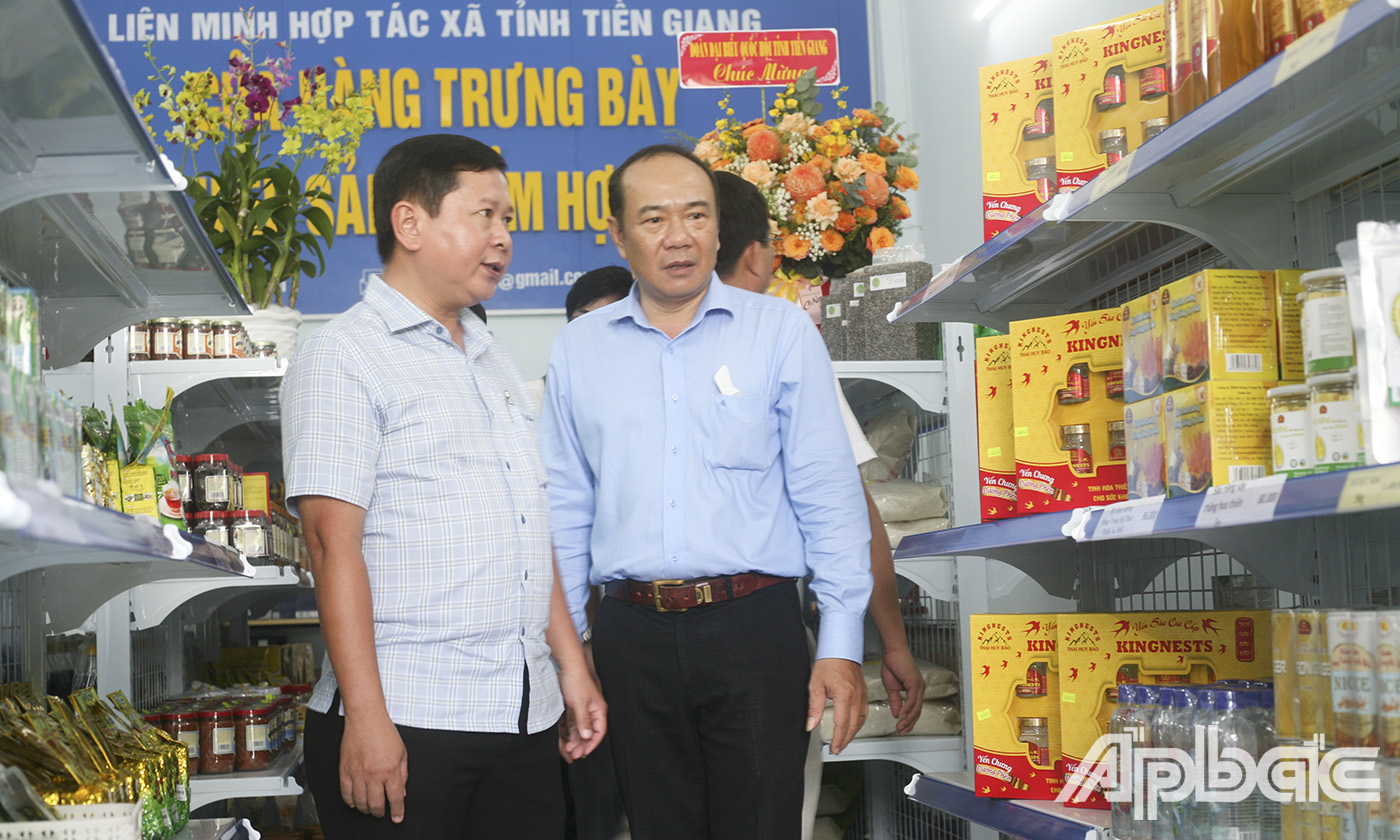 Đồng chí Tạm Minh Tâm dự khai trương và tham quan của hàng trưng bày.