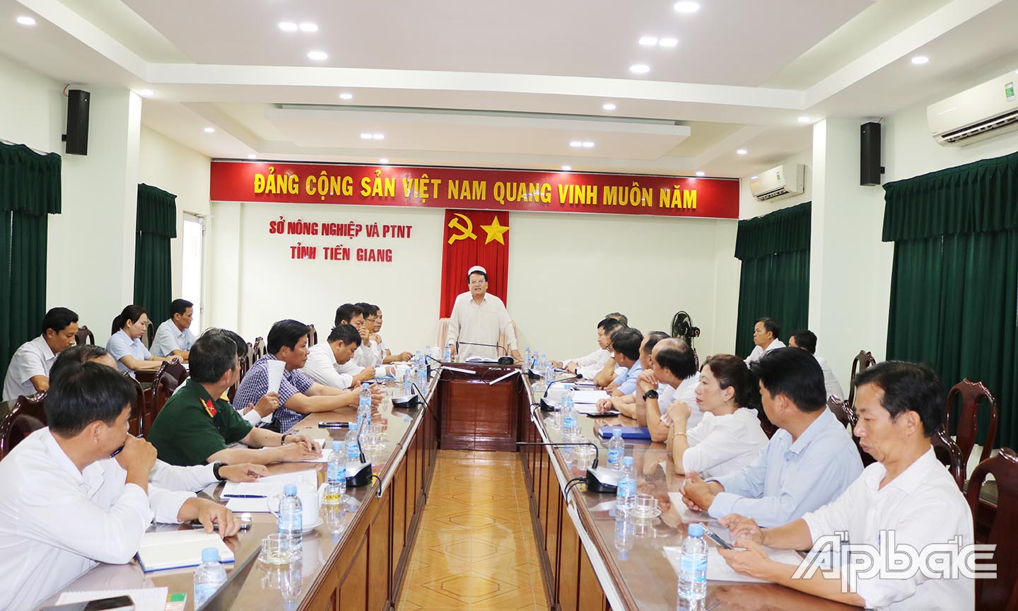 Quang cảnh cuộc họp.