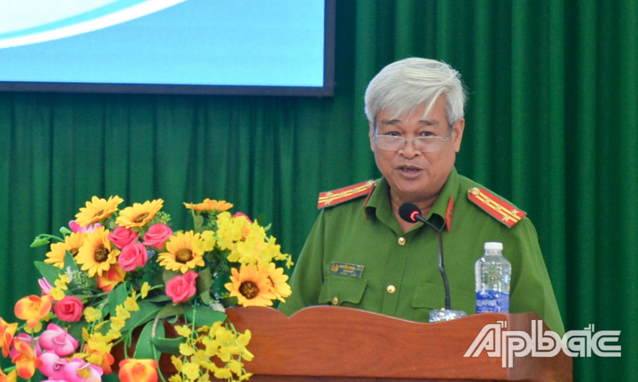 Đại tá Nguyễn Văn Bé Chính, Phó Giám thị Trại giam Phước Hòa phát biểu tại hội nghị.