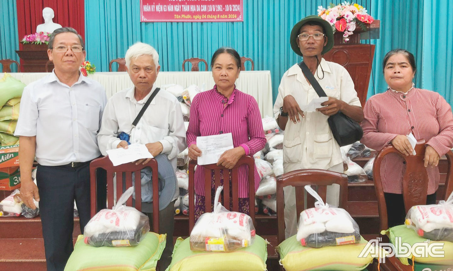 Chủ tịch Hội NNCĐDC huyện Tân Phước Phạm Tiến Đạt thăm hỏi, tặng quà cho các NNCĐDC ở thị trấn Mỹ Phước.
