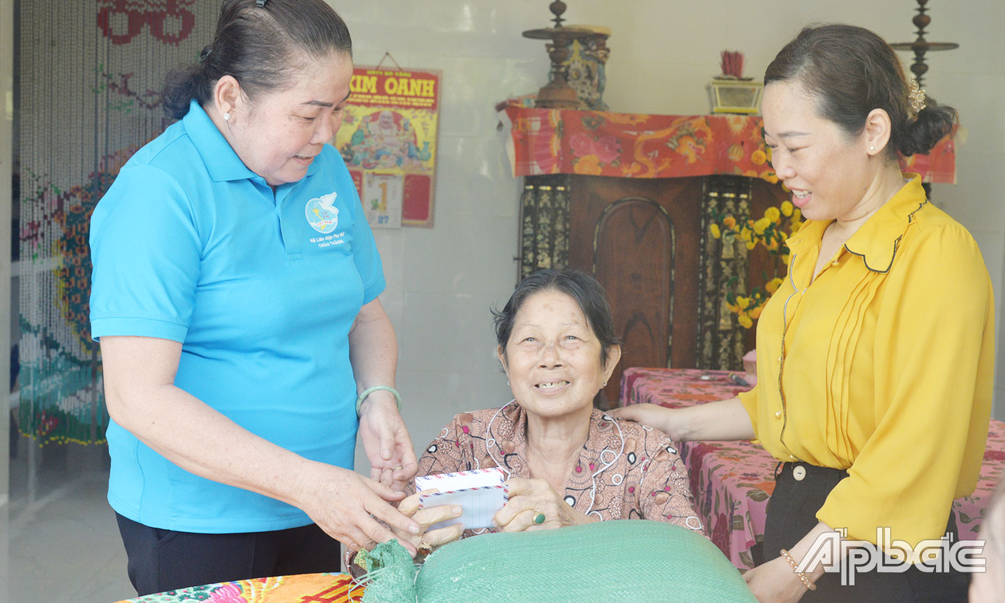 Chị Phạm Thị Hưởng (bên trái), Chi hội trưởng Phụ nữ ấp Hưng.