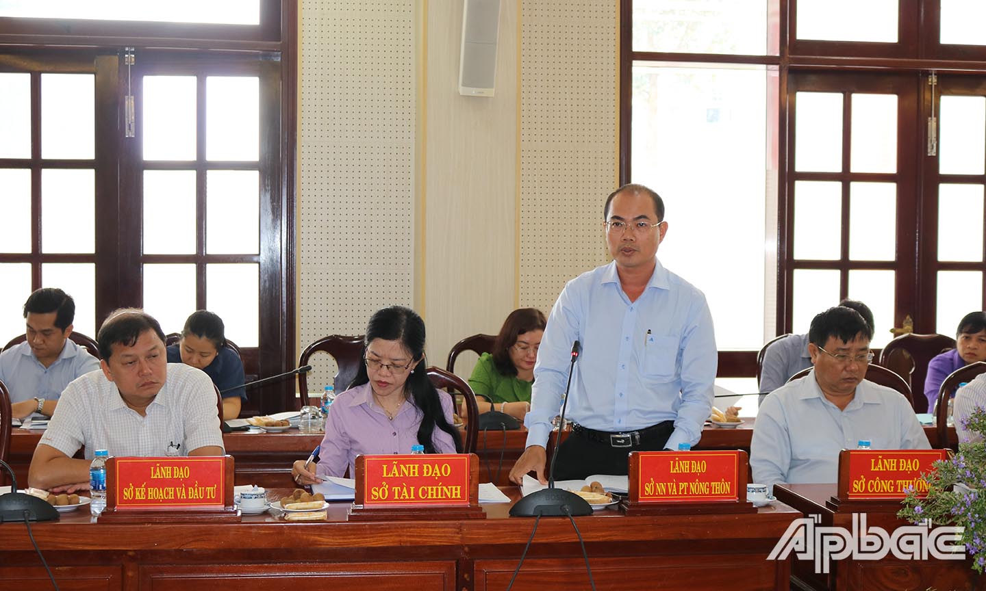 Lãnh đạo Sở nông nghiệp phát triển nông thôn phát biểu.