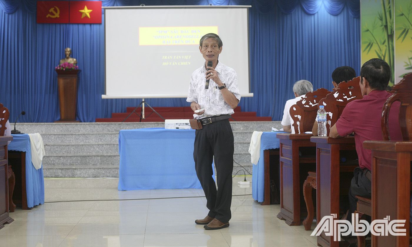 Tiến sĩ Hồ Văn Chiến trình bày các giải pháp phòng, trừ sâu đầu đen hại dừa.