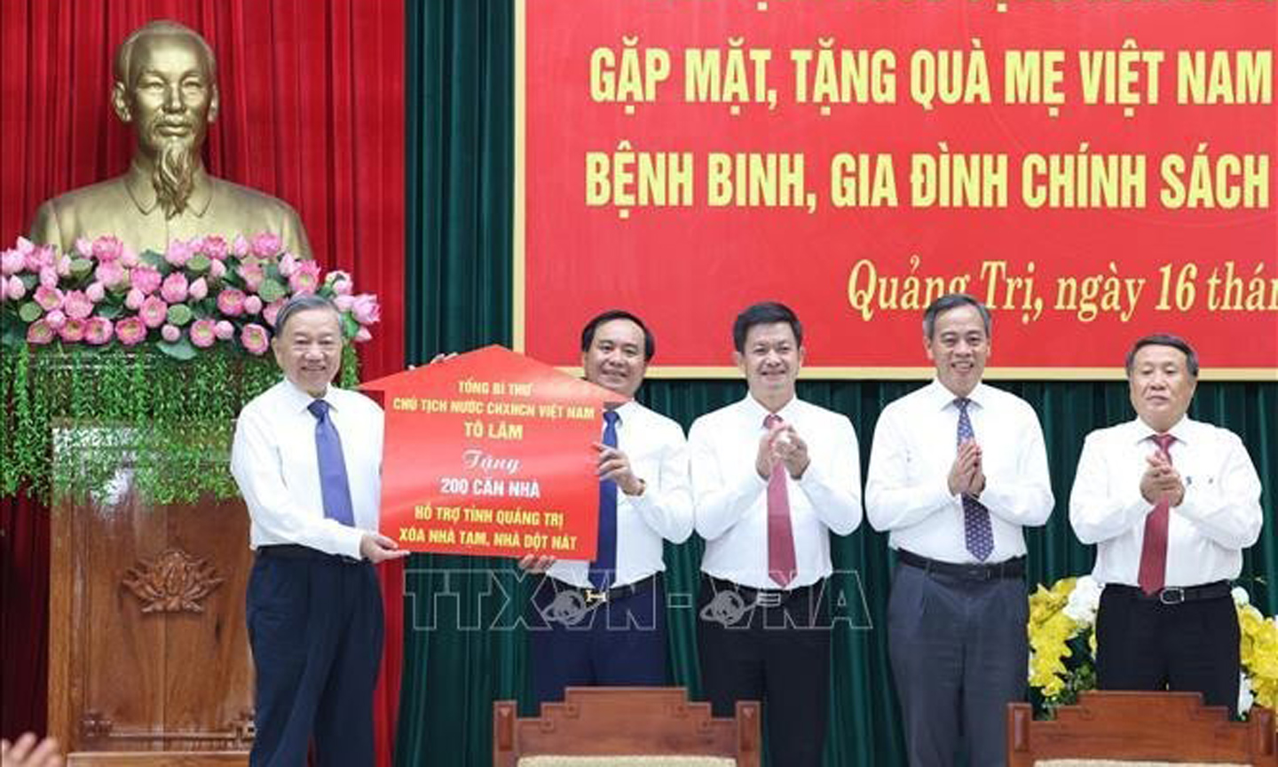 Party General Secretary and State President To Lam presents the token of houses to Quang Tri province. (Photo: VNA)