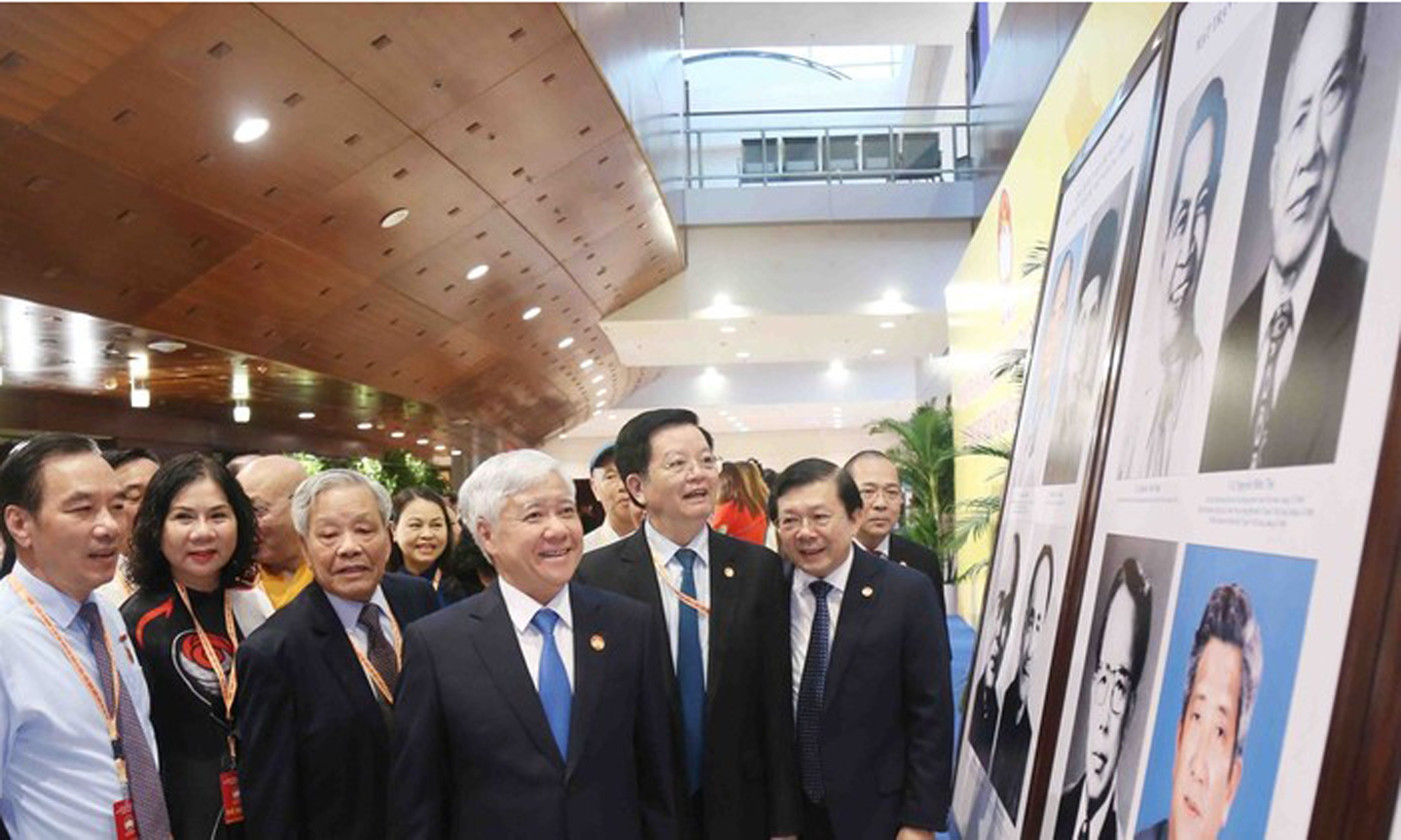 Visitors at the photo exhibition (Photo: VNA).