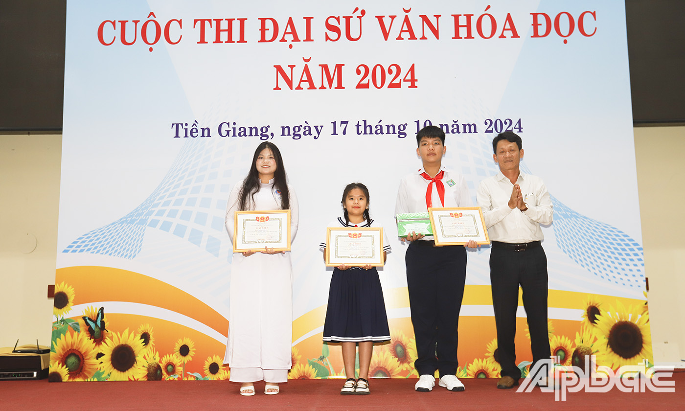 Đồng chí Võ Phạm Tân trao Giấy khen cho các em đạt giải.