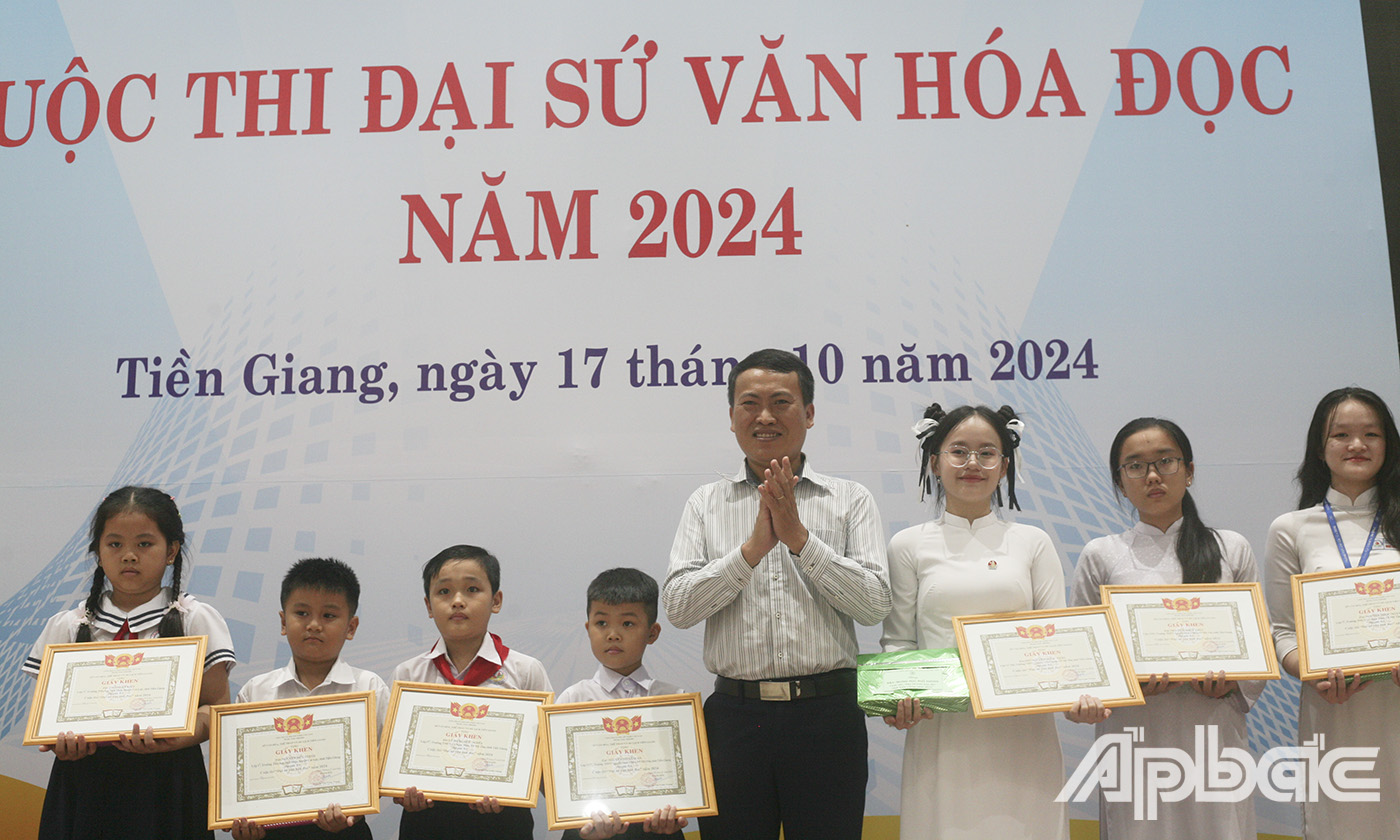 đồng chí Trương Trọng Nghĩa trao Giấy khen cho các em đạt giải.