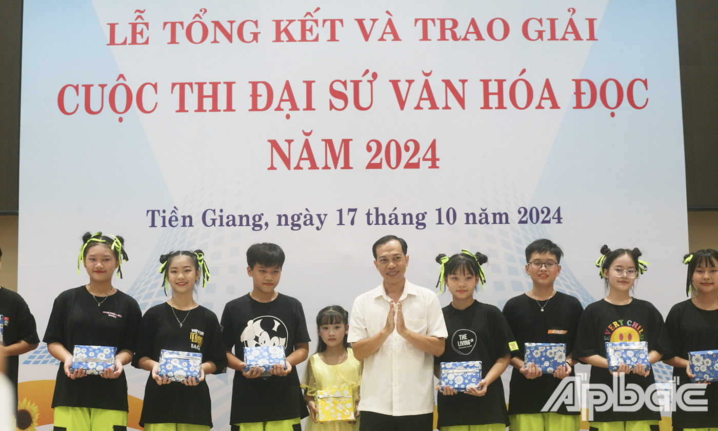Đồng chí Võ Nam Phước trao phần thưởng cho các em.