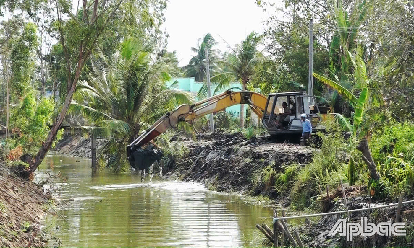 Tăng cường dọn rác, nạo vét khới thông dòng chảy các tuyến kênh