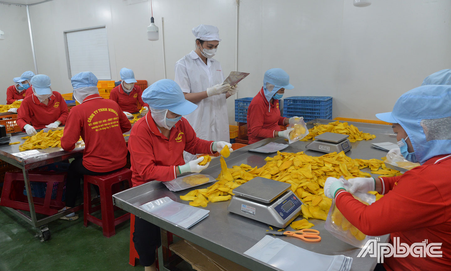 Thu Thảo kiểm tra sản phẩm.