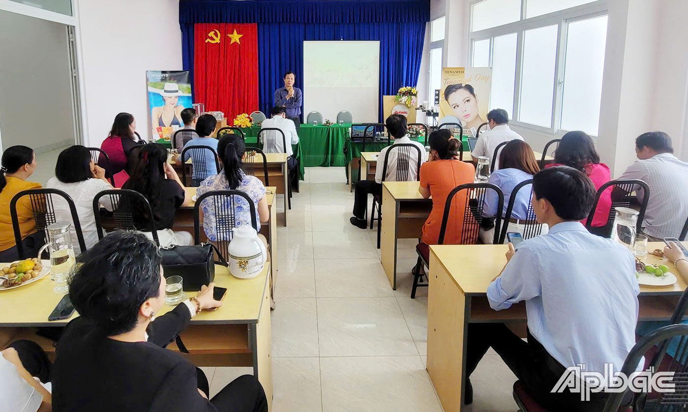 Bác sĩ CK II Trương Văn Út - Trưởng Khoa Da liễu Bệnh viện Đa Khoa Tiền Giang chia sẻ một số vấn đề về cách chăm sóc da