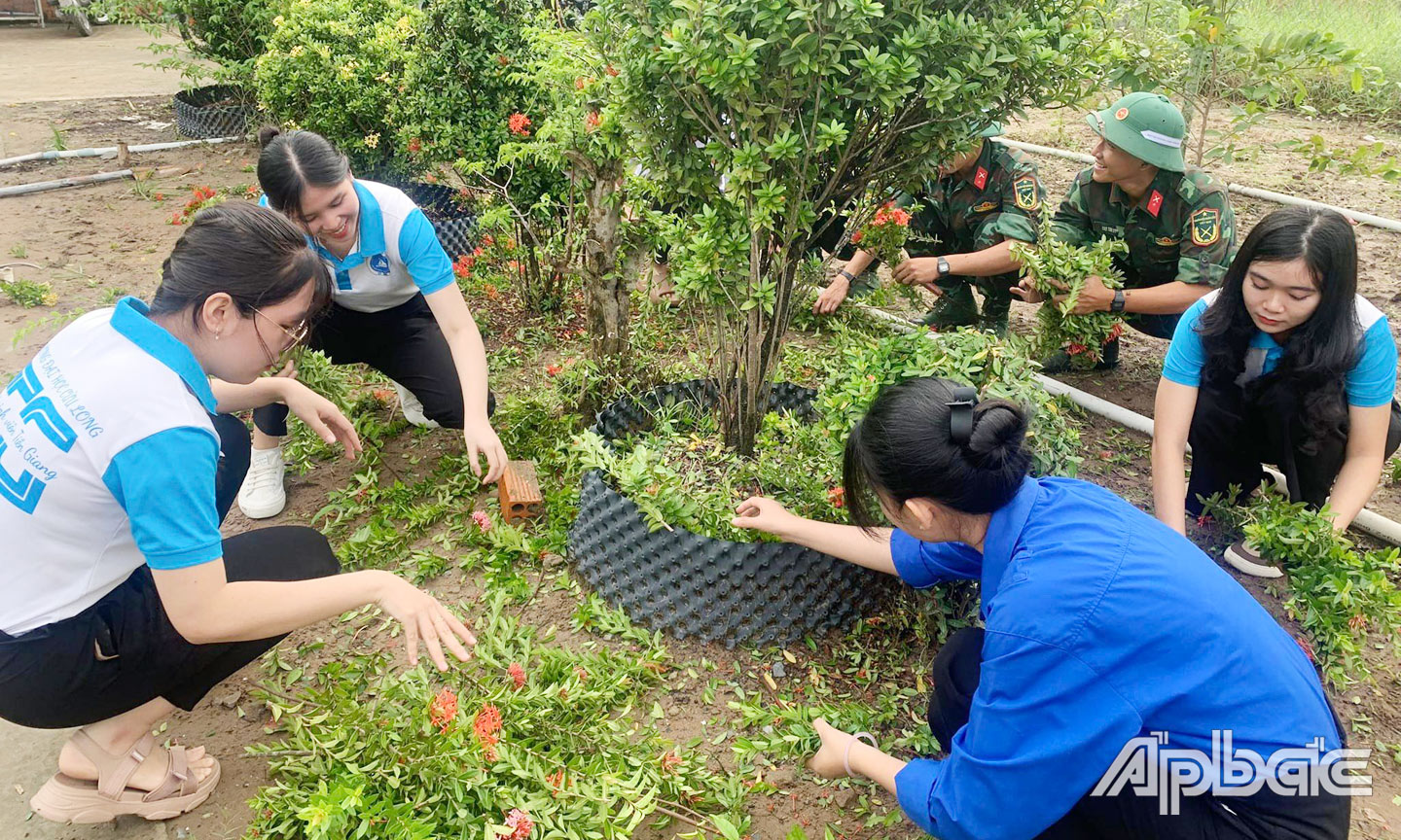 Đoàn viên, thanh niên chung tay dọn vệ sinh, xây dựng môi trường  xanh - sạch - đẹp.
