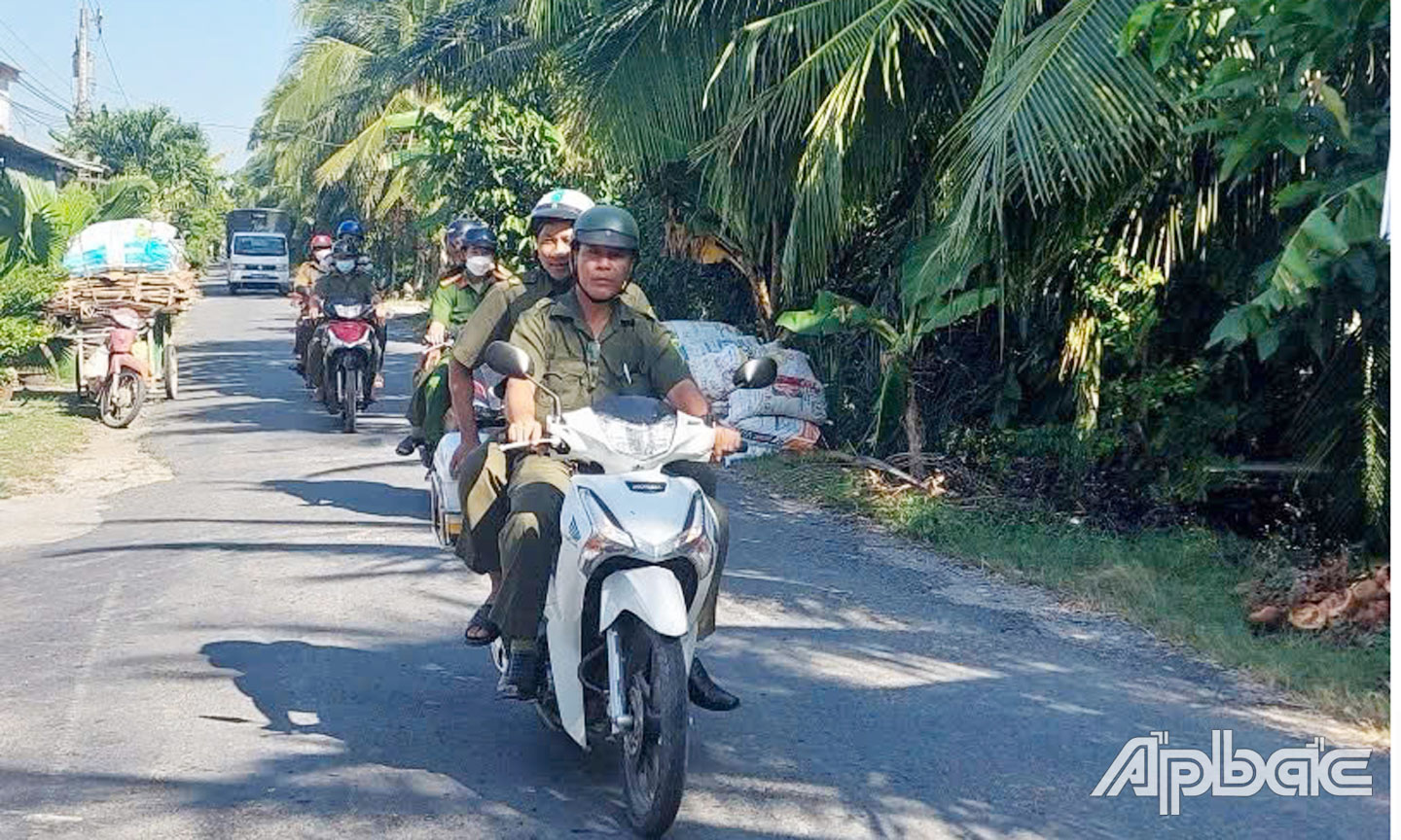 Lực lượng bảo vệ ANTT tham gia tuần tra kiểm soát.