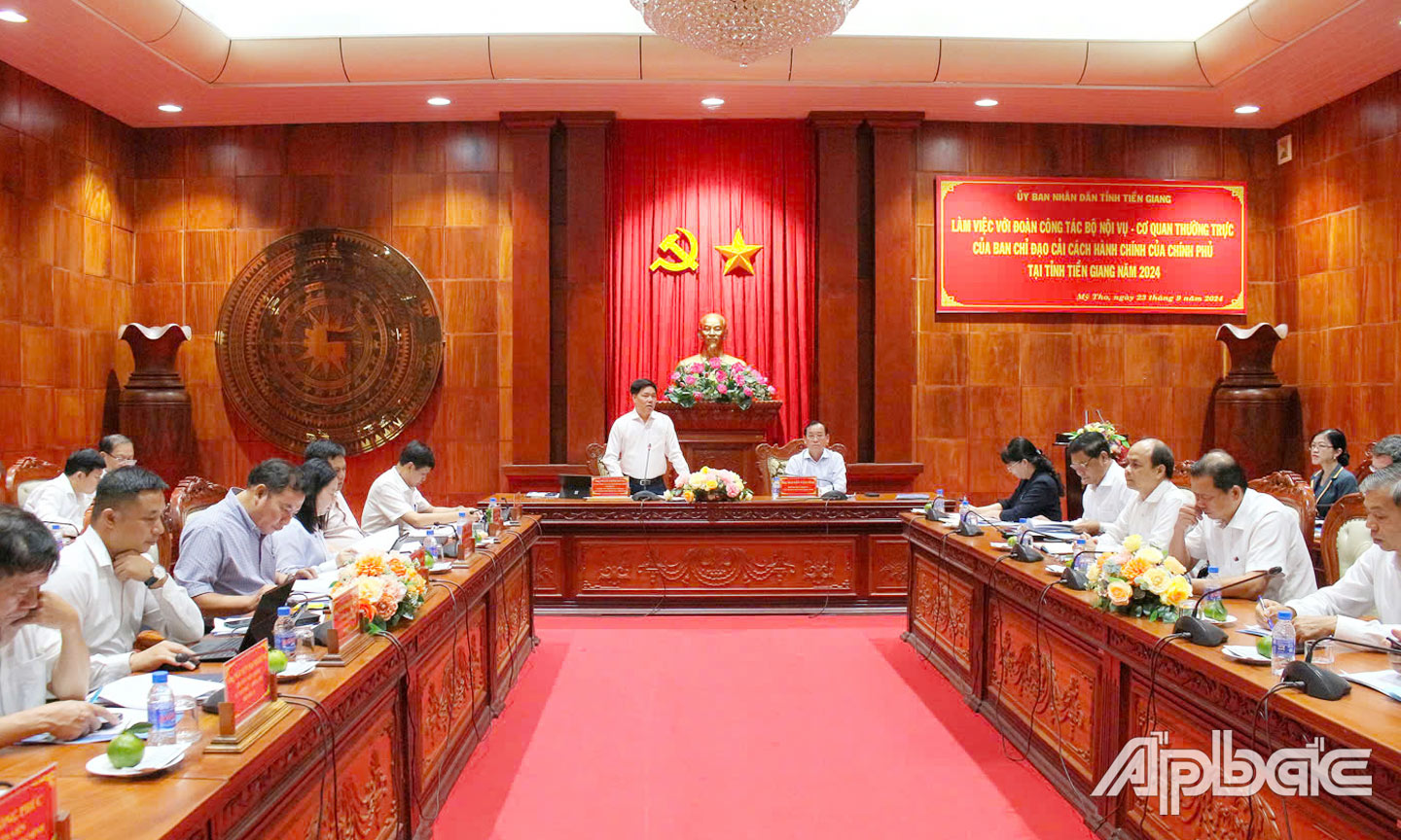 Đồng chí Phạm Minh Hùng, Vụ trưởng Vụ CCHC Bộ Nội vụ, Chánh Văn phòng Ban Chỉ đạo CCHC của Chính phủ phát biểu trong buổi làm việc tại Tiền Giang về công tác CCHC. Ảnh: LÊ Minh