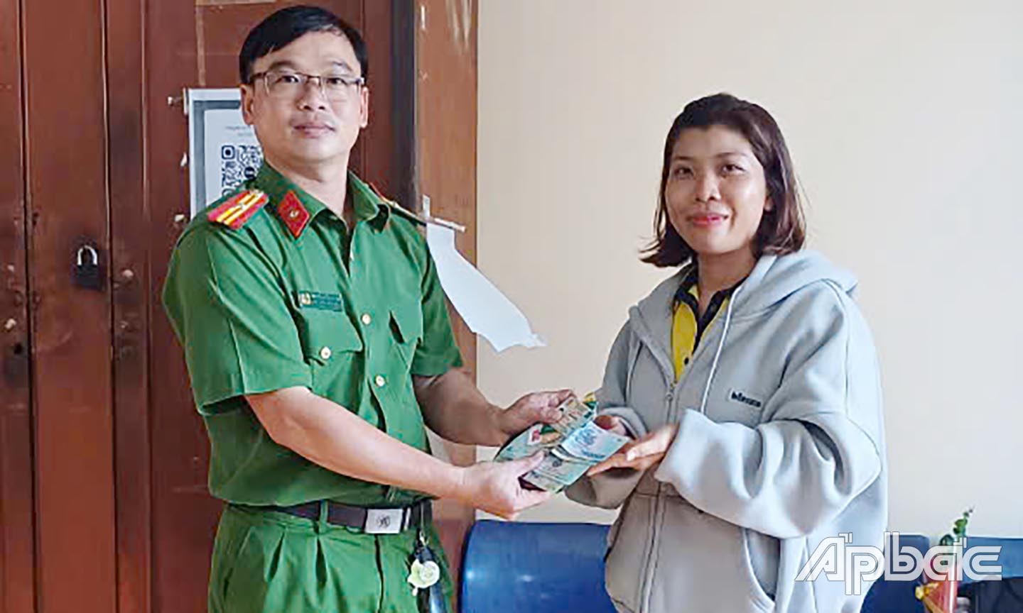 Công an xã trao trả tài sản bị mất