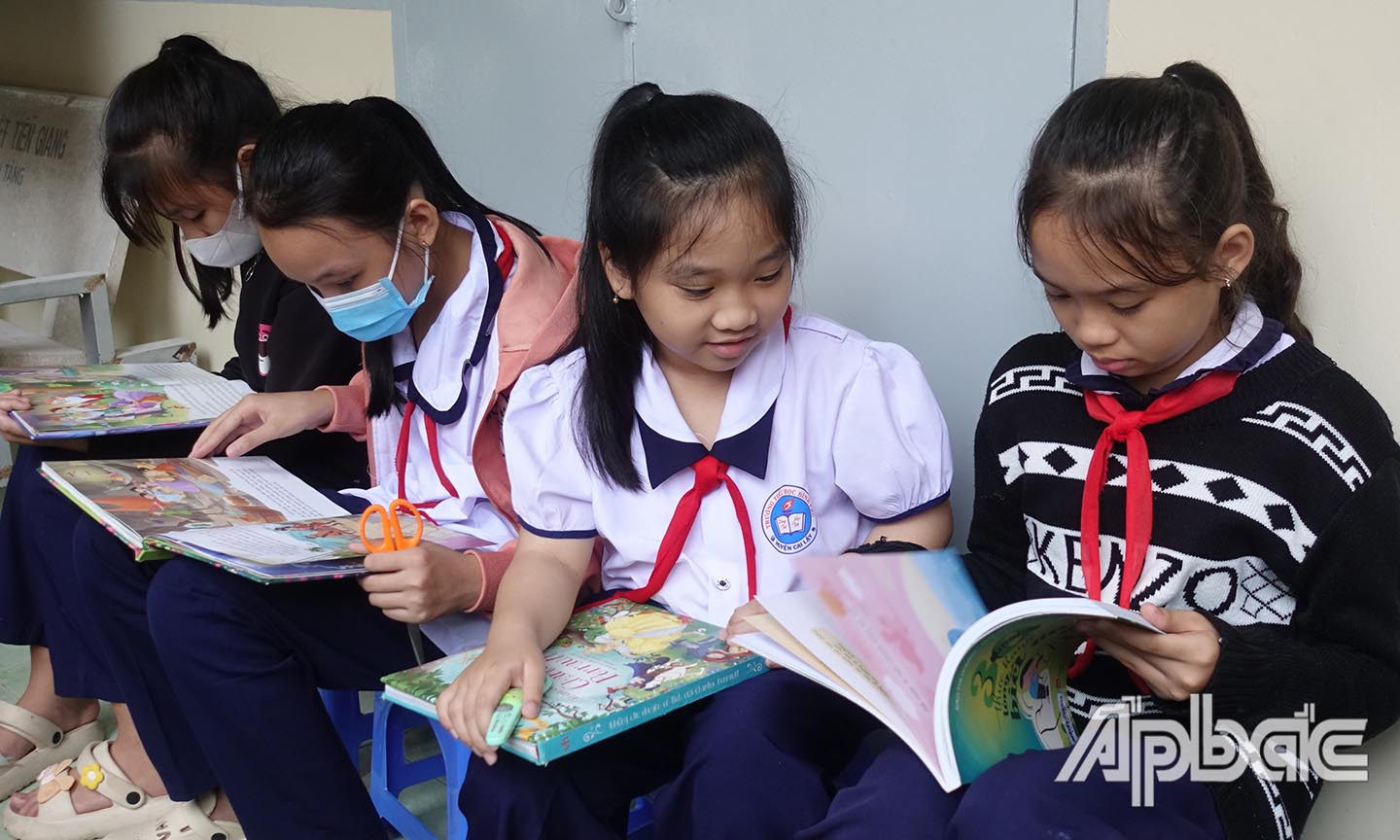 Học sinh đọc sách trong khuôn viên trường.