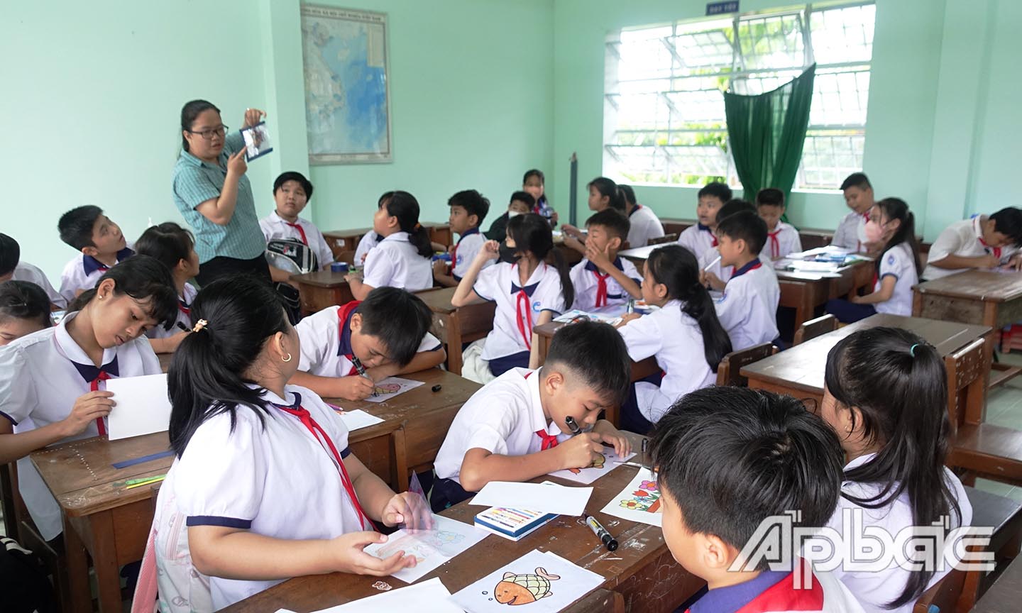 Học sinh tham gia trò chơi Bức tranh sắc màu.