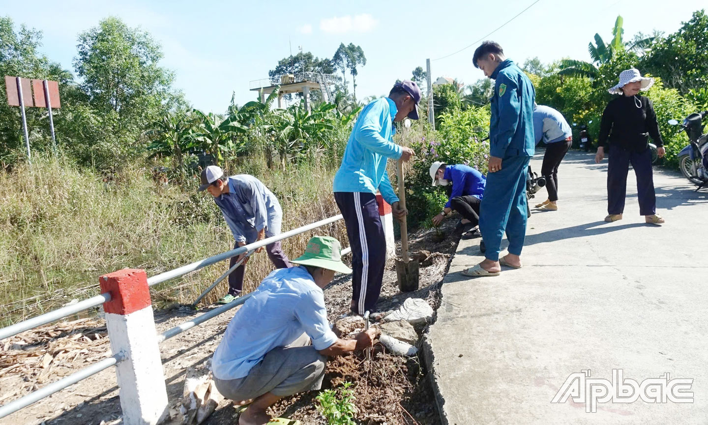 Cán bộ, đoàn viên, hội viên các đoàn thể phát động ra quân bảo vệ môi trường, trồng cây xanh ven tuyến đường.