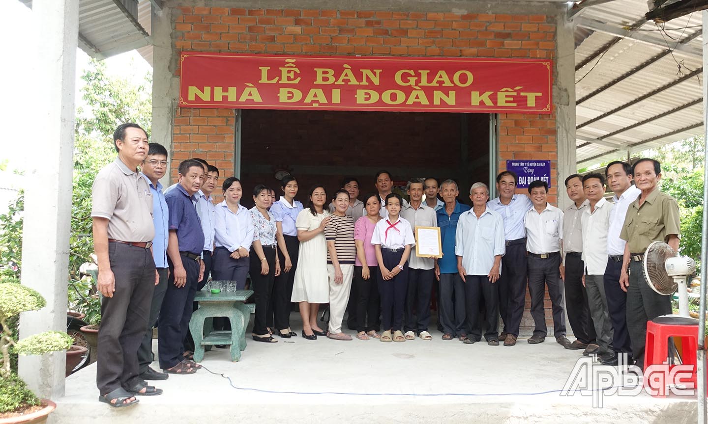 Trao nhà đại đoàn kết cho gia đình anh Lê Thanh Phong, ấp Mỹ Lợi A, xã Long Tiên.
