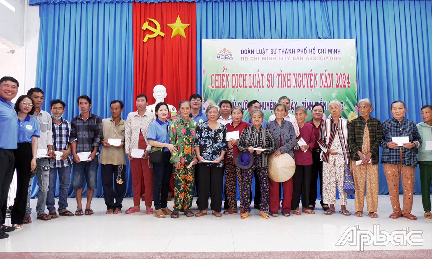 Tặng quà cho hộ hoàn cảnh khó khăn tại xã Phú Cường 