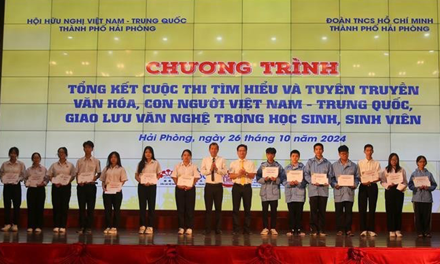 Winners of the competition awarded at the ceremony. (Photo: VNA)