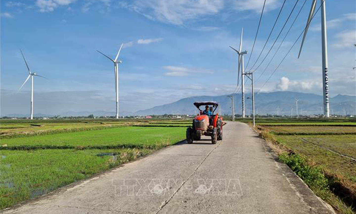 Đường giao thông liên thôn ở xã Bắc Phong (Thuận Bắc, Ninh Thuận) được đầu tư đồng bộ tạo điều kiện thuận lợi cho phát triển kinh tế. Ảnh: Nguyễn Thành/TTXVN