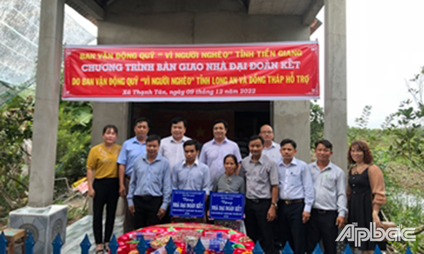 Ủy ban MTTQ huyện Tân Phước phối hợp trao nhà đại đoàn kết cho hộ nghèo ở xã Thạnh Tân.