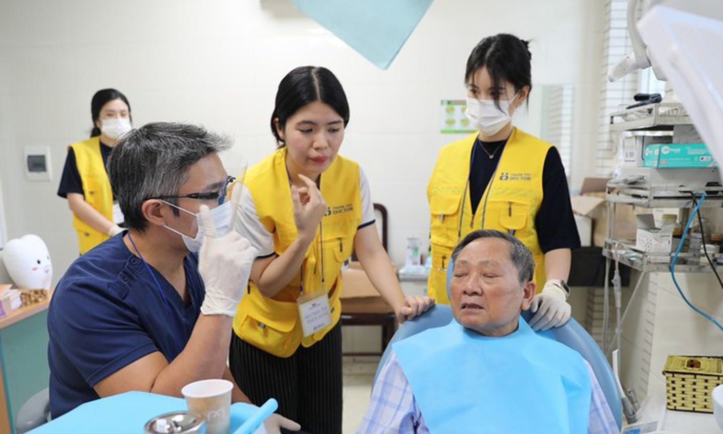 A local in Thanh Hoa city receives free dental examination and consultation under the voluntary medical programme. (Photo: VNA).