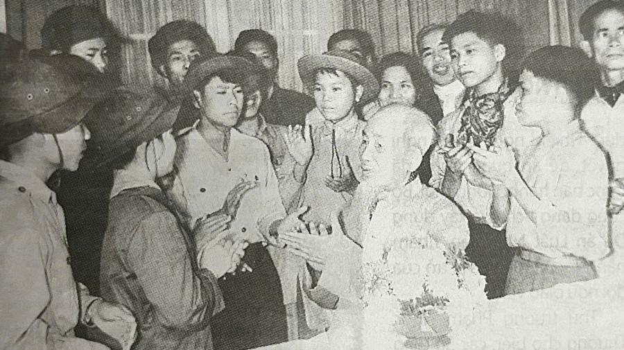 Chủ tịch Hồ Chí Minh thăm lớp học bổ túc văn hóa và kỹ thuật buổi tối của công nhân Nhà máy Ô tô 1.5 Hà Nội năm 1963. (Ảnh tư liệu)
