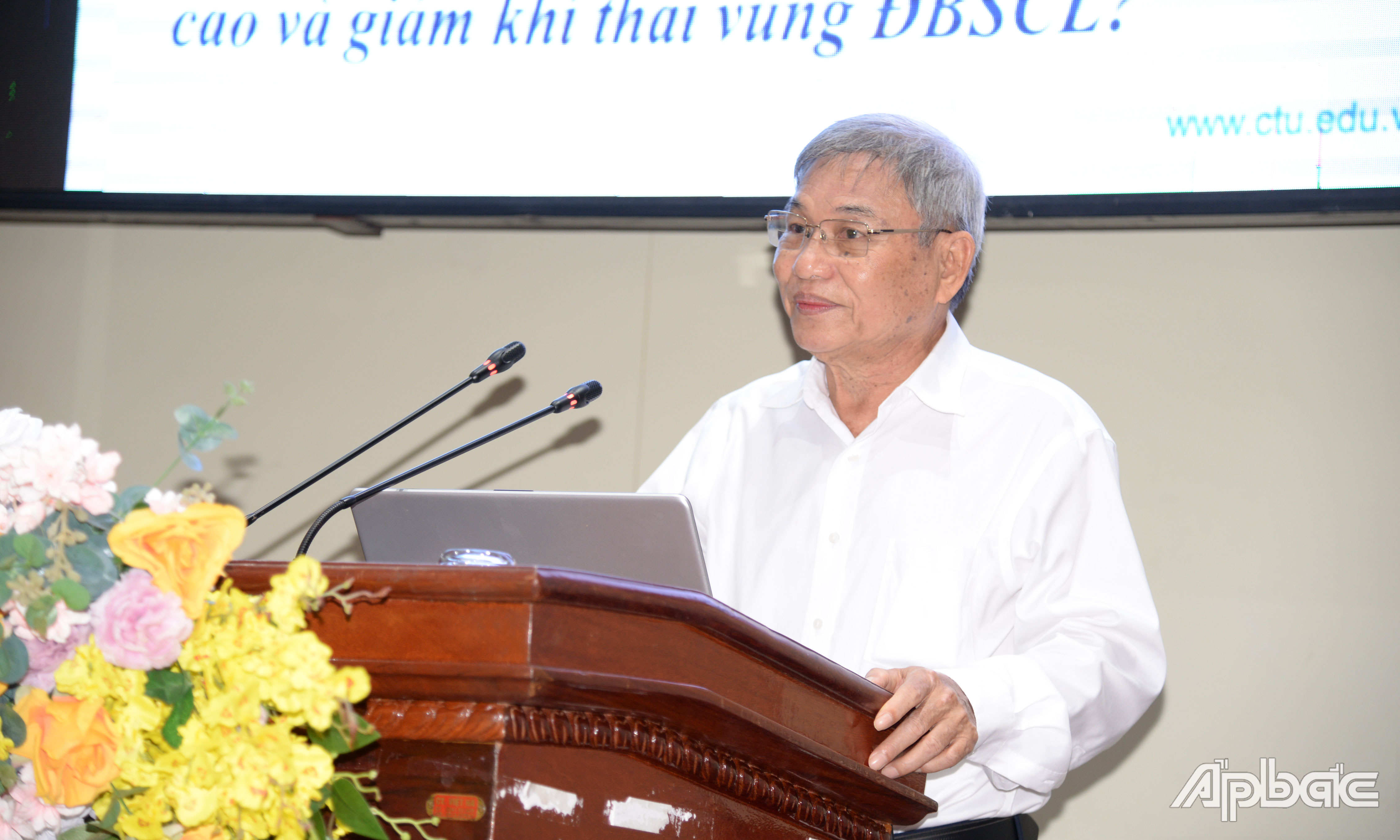 PGS.TS. Nguyễn Văn Sánh, nguyên Viện trưởng Viện Nghiên cứu phát triển ĐBSCL phát biểu tại hội thảo.