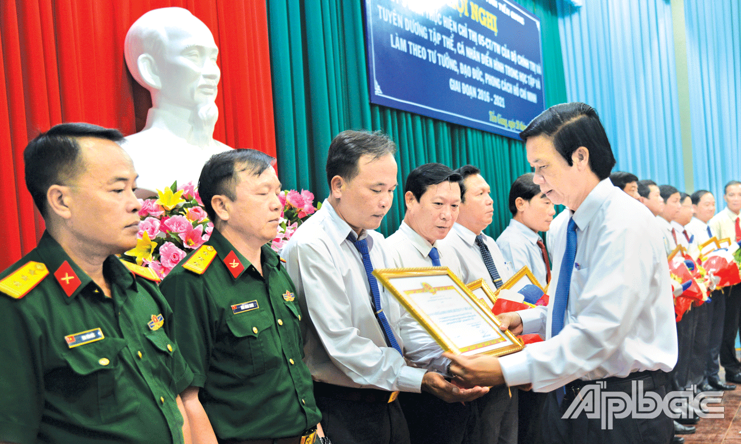 Đồng chí Nguyễn Văn Danh, Bí thư Tỉnh uỷ  trao thưởng cho các tập thể, cá nhân tiêu biểu qua 5 năm thực hiện Chỉ thị 05 của Bộ Chính trị khóa XII.