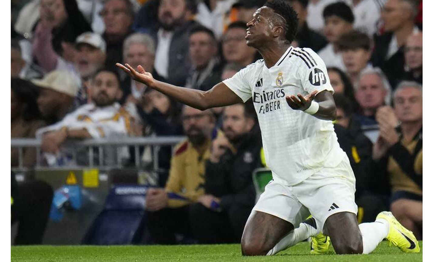 Vinicius chơi tệ trong trận Real Madrid thua Barcelona 0-4. Ảnh: AP