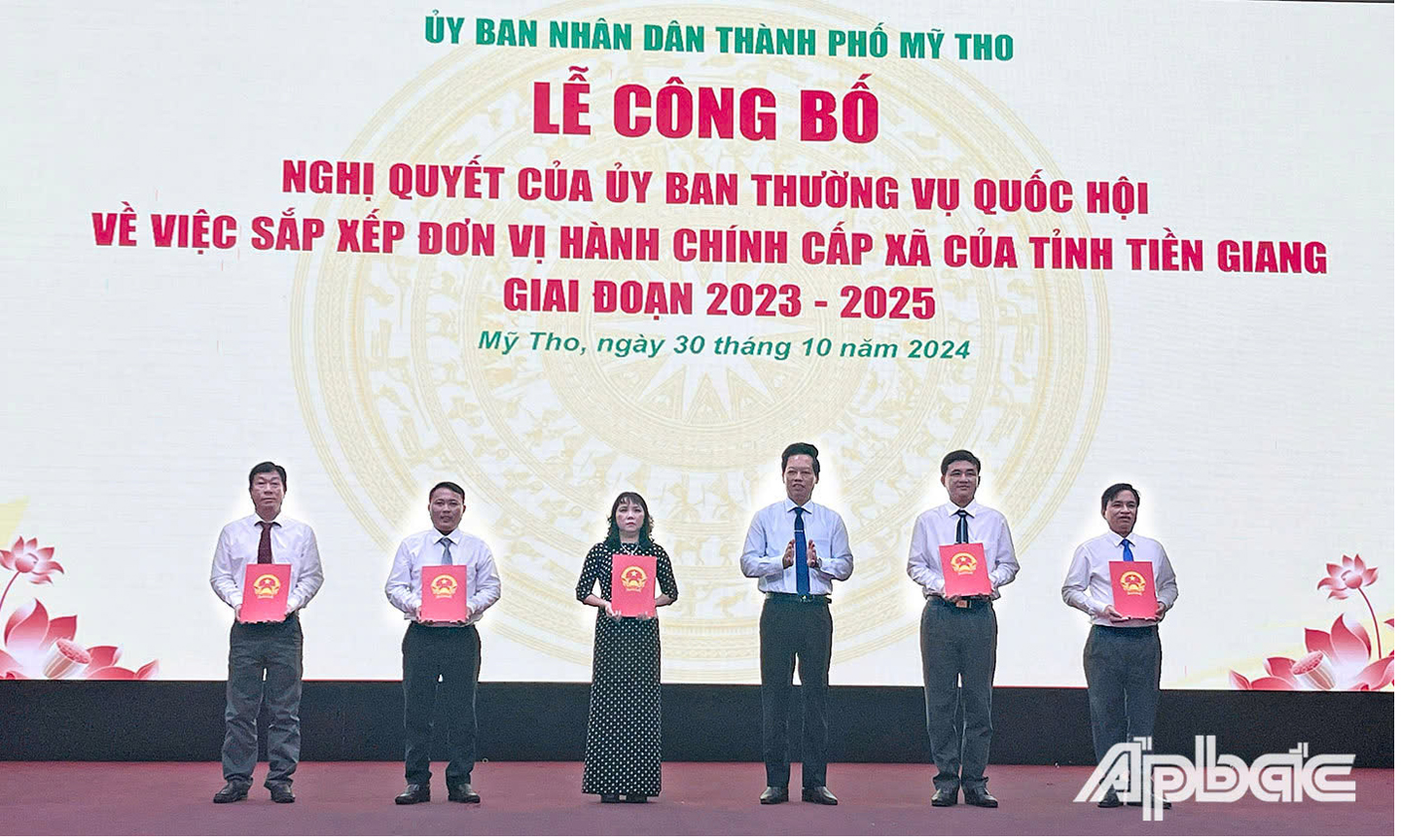 Ông Nguyễn Thành Diệu, Phó Chủ tịch UBND tỉnh trao Nghị quyết 1202 của UBTV Quốc hội cho đại diện lãnh đạo UBND các phường 1, 2, 3, 7, 8. Ảnh: Thanh Liêm